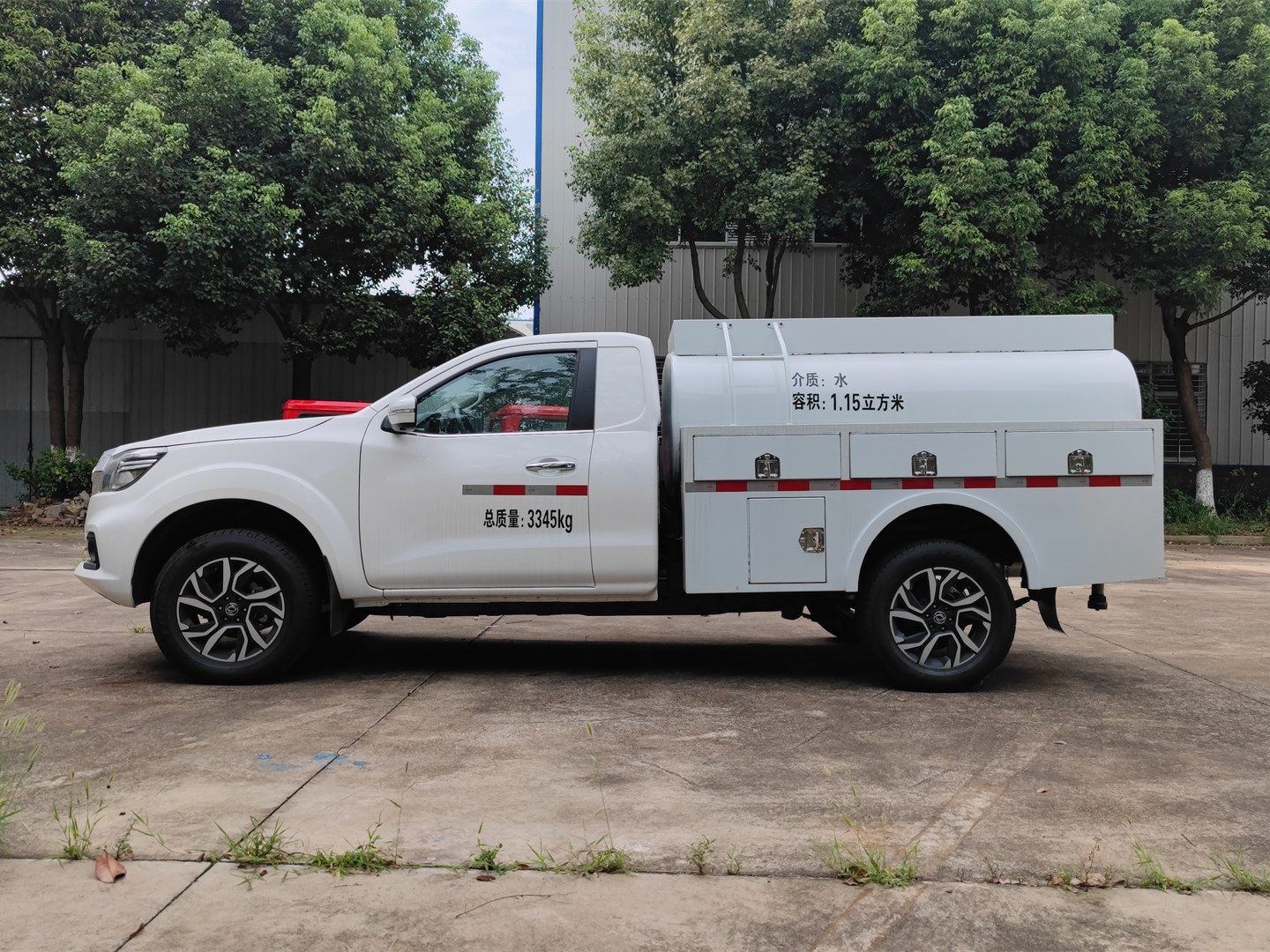 1.2噸四驅(qū)單排灑水車