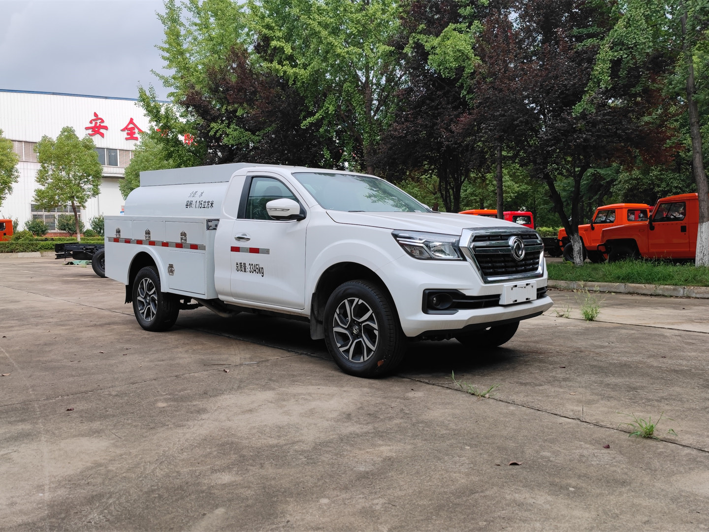 1.2噸四驅(qū)單排灑水車