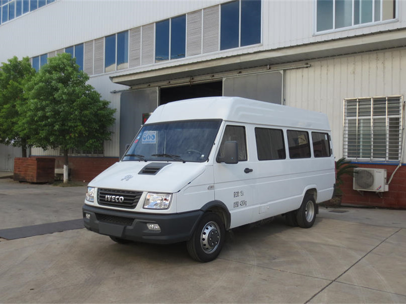 依維柯15座運(yùn)兵車