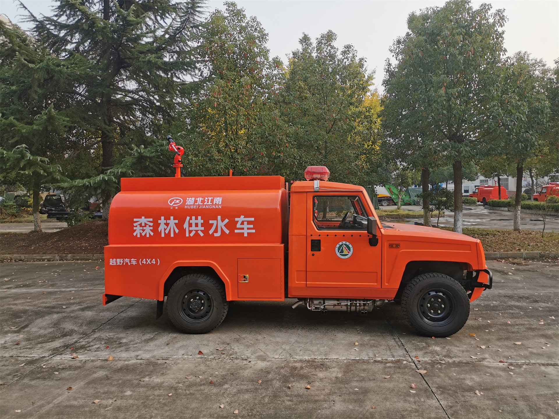 森林四驅勇士單排1.66噸供水車（圓罐）